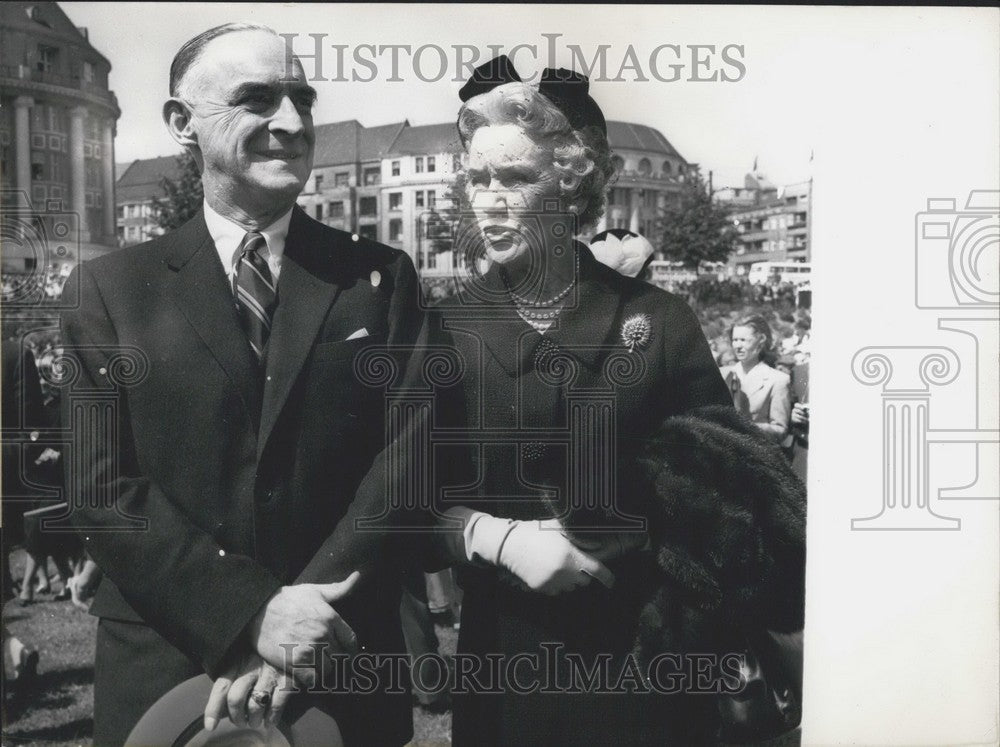 1959 Press Photo Wreath Laying Ceremony at Airlift Memorial.-Historic Images