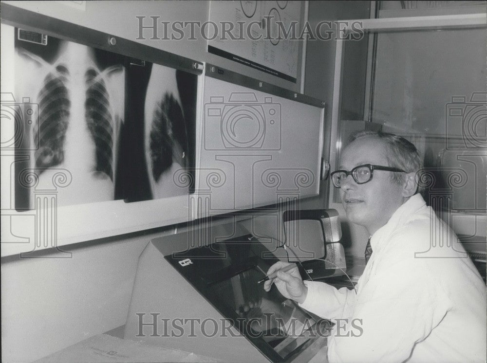 1975 Press Photo Professor Laval-Jeantet Presents SACRE Prototype - Historic Images