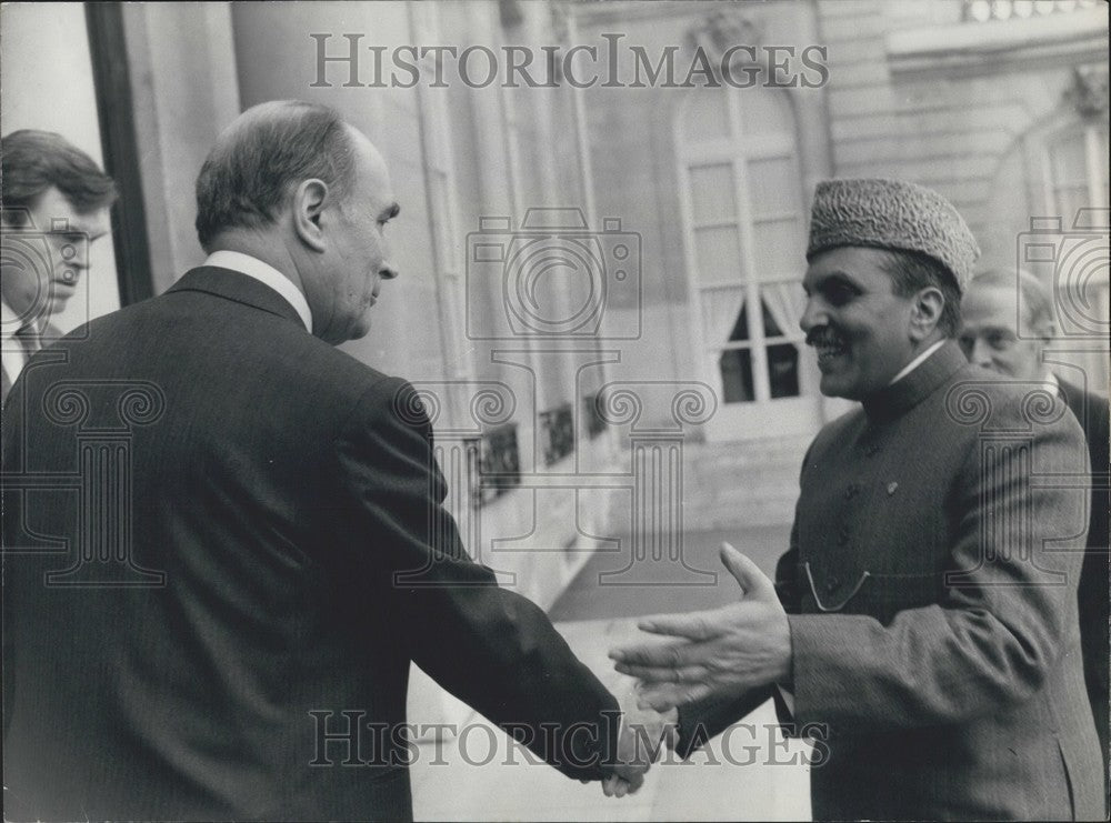 1982 Francois Mitterrand Welcomes General Zia Ul - Historic Images