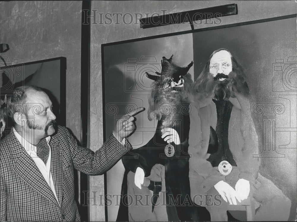 1978 Robert Nicoidski Presents A &quot;Legros&quot; With &amp; Without Famous Hat - Historic Images