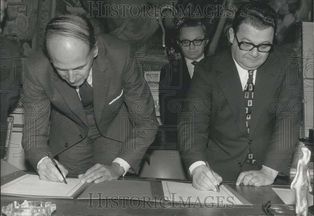 1972, Giscard d'Estaing and Netto Sign Franco-Brazilian Agreement - Historic Images