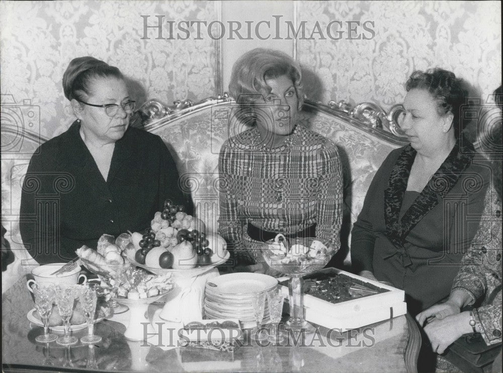 1970 Press Photo Mrs Podgorny, Mrs Pompidou, & Mrs Brejnev Have Tea, Kremlin-Historic Images