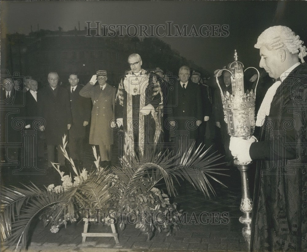 1972, Sir Edward Howard at the Tomb of the Unknown Soldier - Historic Images