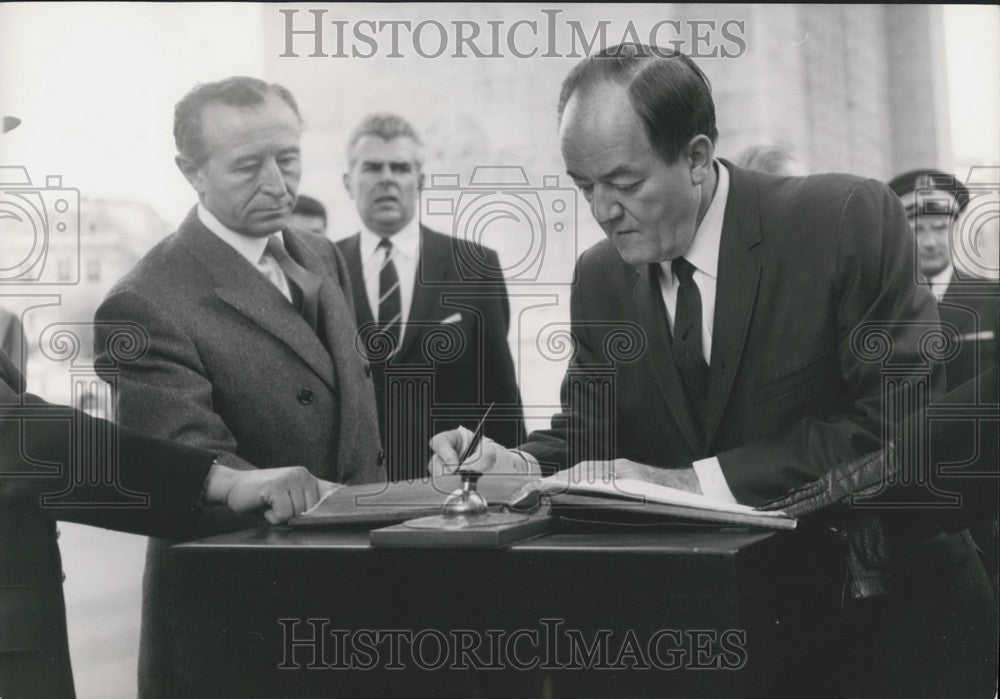 1967 Press Photo Vice President Humphrey Signs the Gold Book at Arc de Triomphe-Historic Images