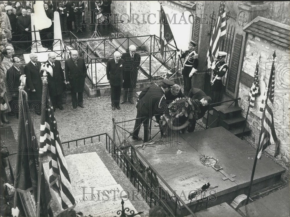 1976 Press Photo Nelson Rockefeller Visits Lafayette&#39;s Tomb Picpus Cemetery - Historic Images