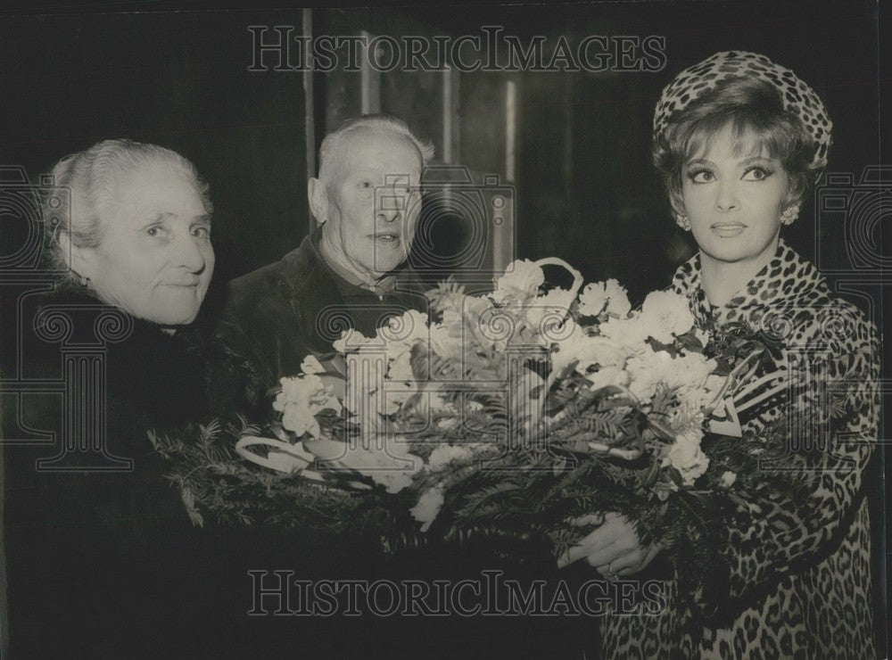 1966, Montmartre Elderly Couple Offer Gina Lollobrigida Flowers - Historic Images