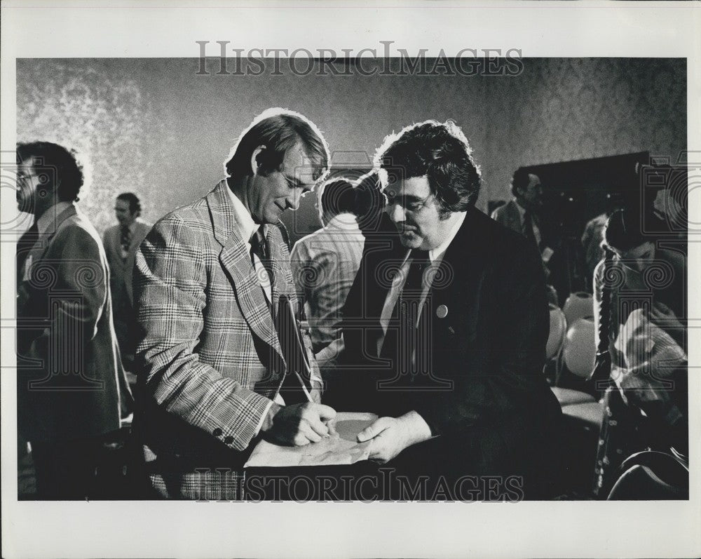 1976 Jody Powell (left) &correspondent Jimmy Breslin - Historic Images