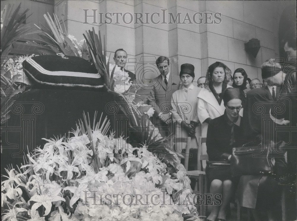 1963 Press Photo Models &amp; Family Members Surround Model Lucky&#39;s Catafalque - Historic Images