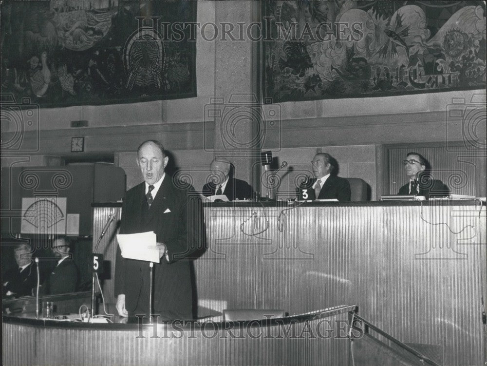 1975 Press Photo NATO Secretary Joseph Luns Gives Speech Iena Palace Paris-Historic Images