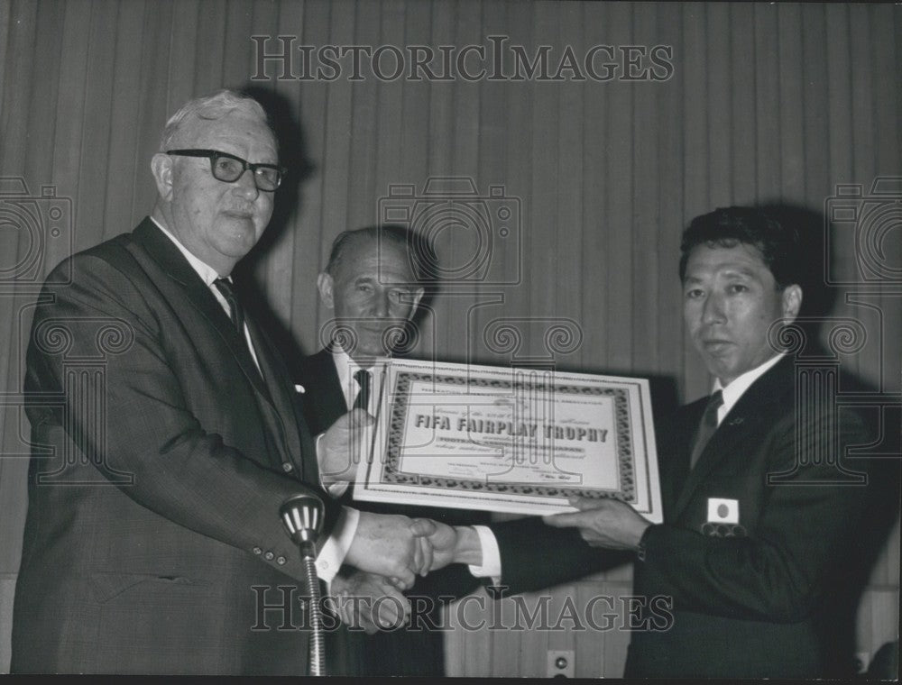 1969 Press Photo Stanley Rous, Jean Borotra, and Fair Play Winner Ken Naganuma-Historic Images