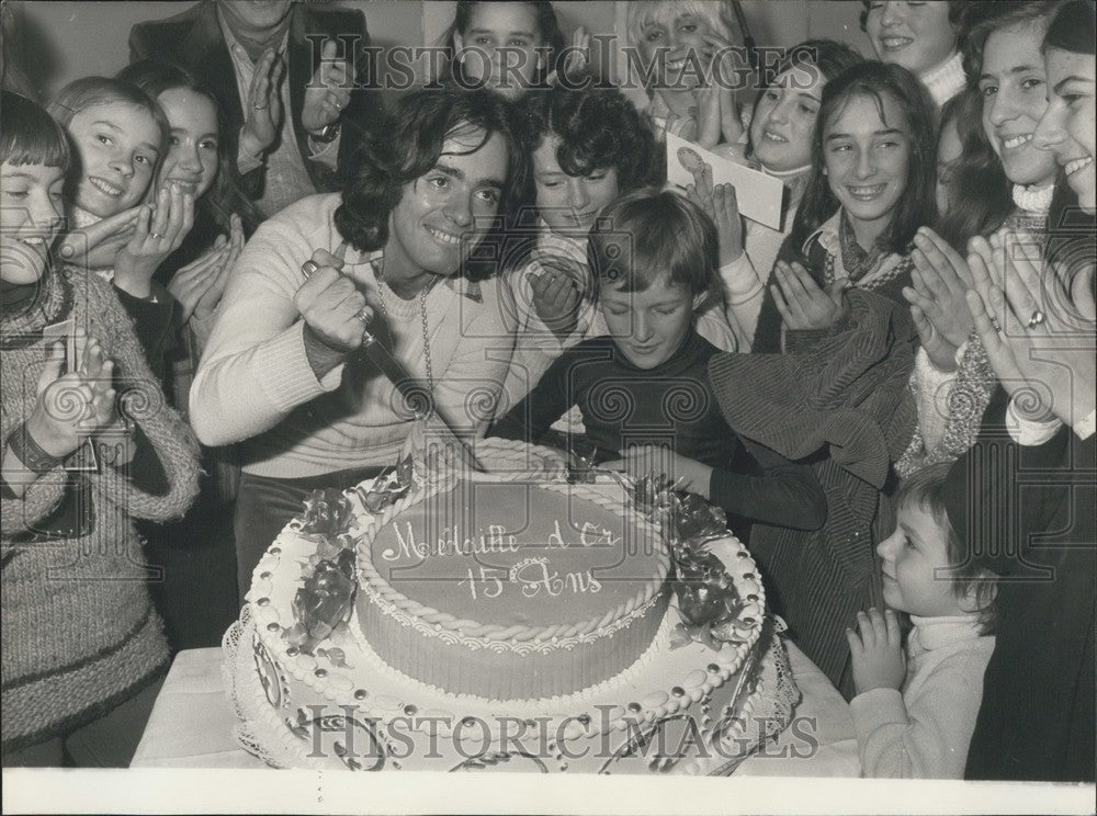 1976 Press Photo Singer Nicolas Peyrac Celebrates His Gold Medal with Young Fans - Historic Images