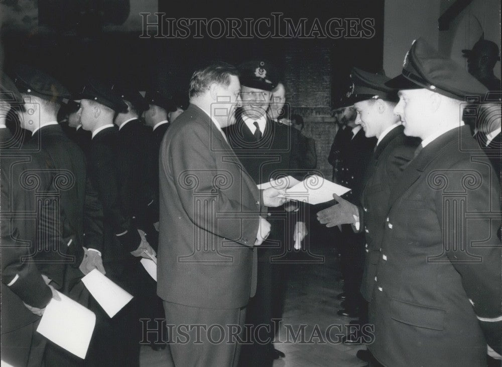 1957 Press Photo Defense Minister Franz Joseph Strauss and cadet graduates. - Historic Images