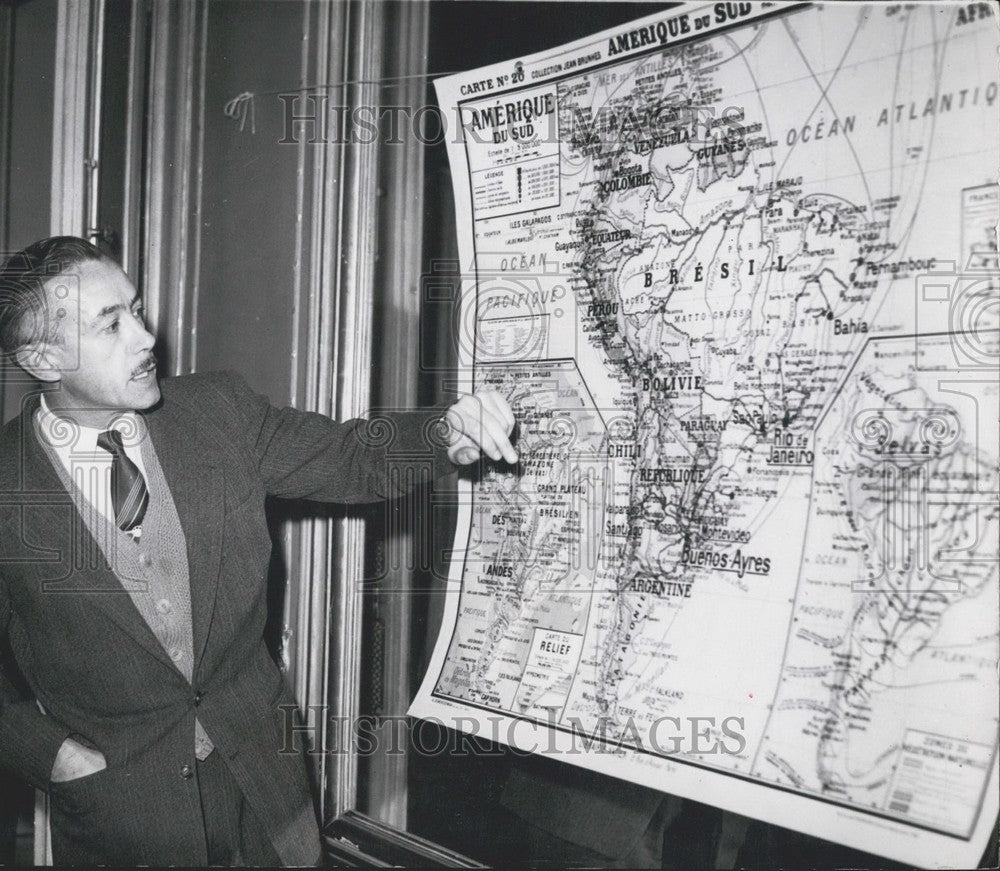 1953 Press Photo Chel Perrin Retraces His Path for Reporters With World Map-Historic Images