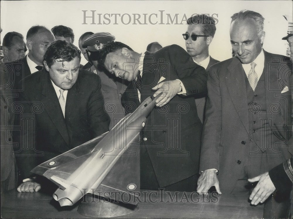 1958 Press Photo Engineer Dassault, Franz-Josef Strauss and Guillaumat in Paris - Historic Images