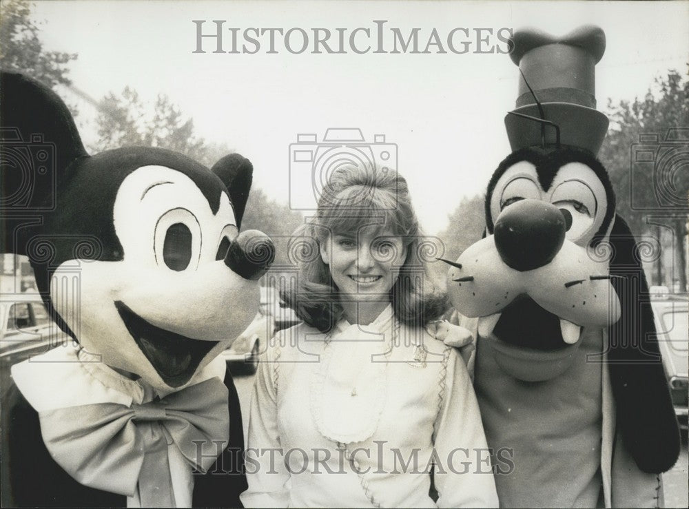 1970 Press Photo Cathy Birk with Mickey and Goofy in Paris-Historic Images