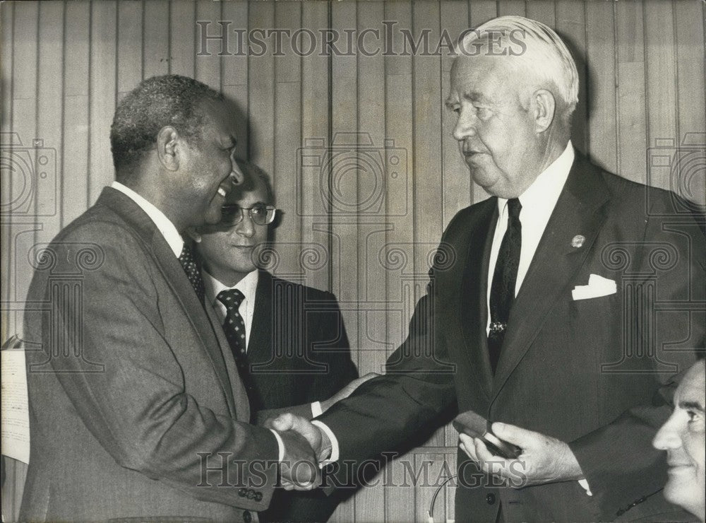 1980 Press Photo Amadou Mathar M&#39;Bow Gives General Sven Thoffelt Trophy - Historic Images