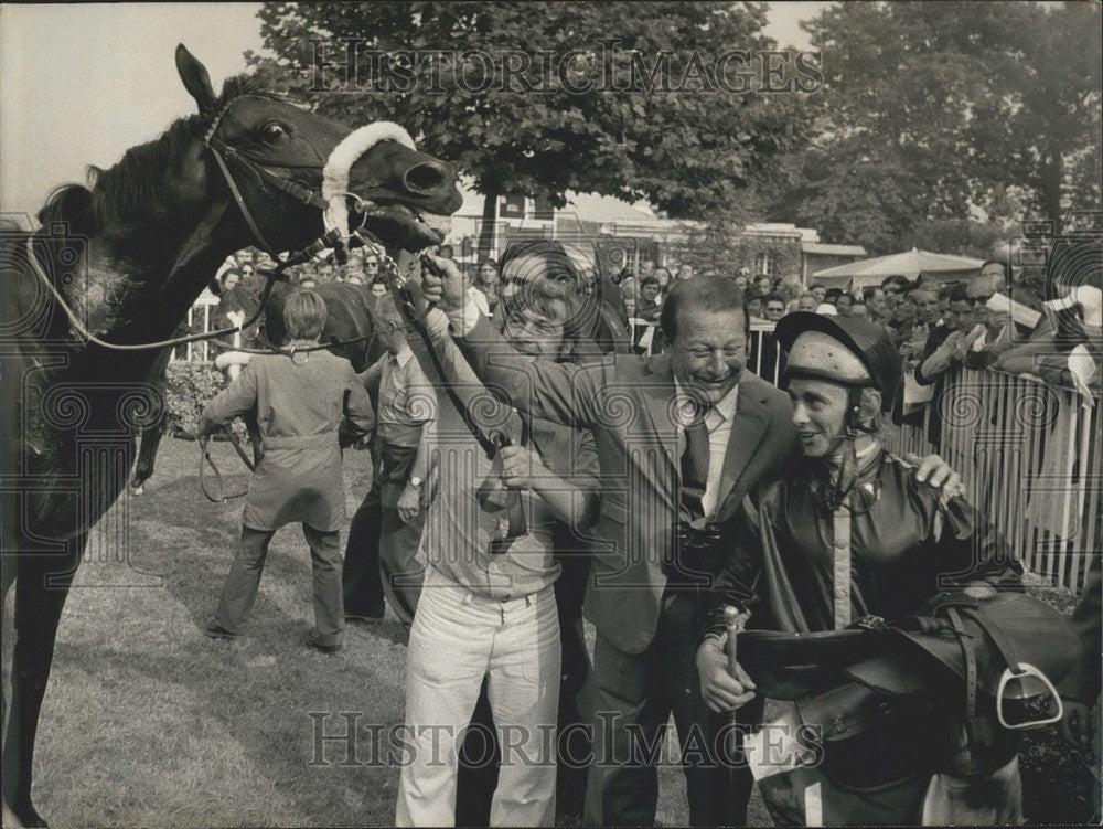 1973 Press Photo &quot;Card King&quot; With Owner Hakim &amp; Carson, Deauville Grand Prix - Historic Images