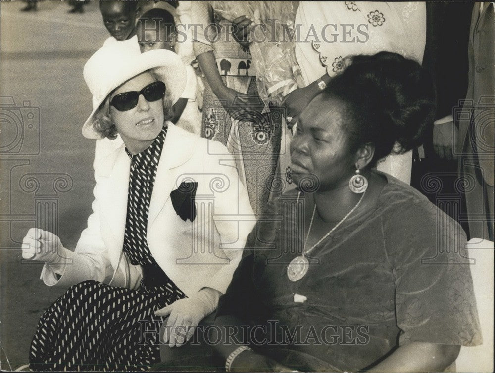 1972 Press Photo Mrs. Pompidou & Mrs. Tombalbaye, Fort Lamy Airport, Tchad - Historic Images