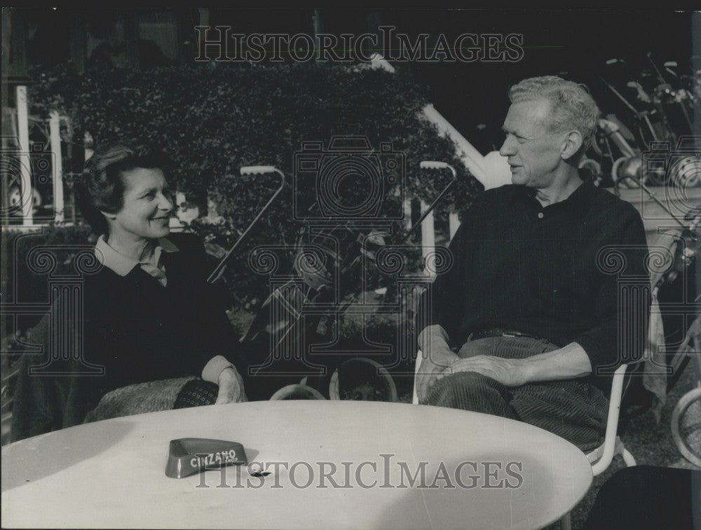 1968 Press Photo Maurice Couve de Murville & Wife Relax Between Holiday Parties-Historic Images