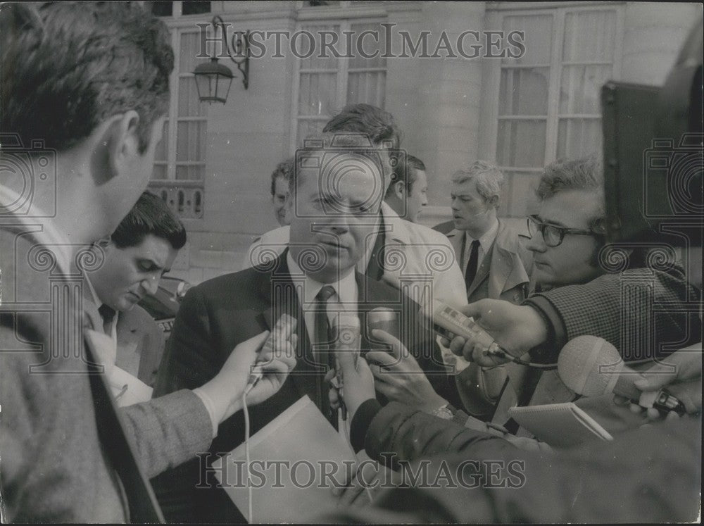 1968 Press Photo Georges Seguy Speaking to Journalist while Leaving the Matignon-Historic Images