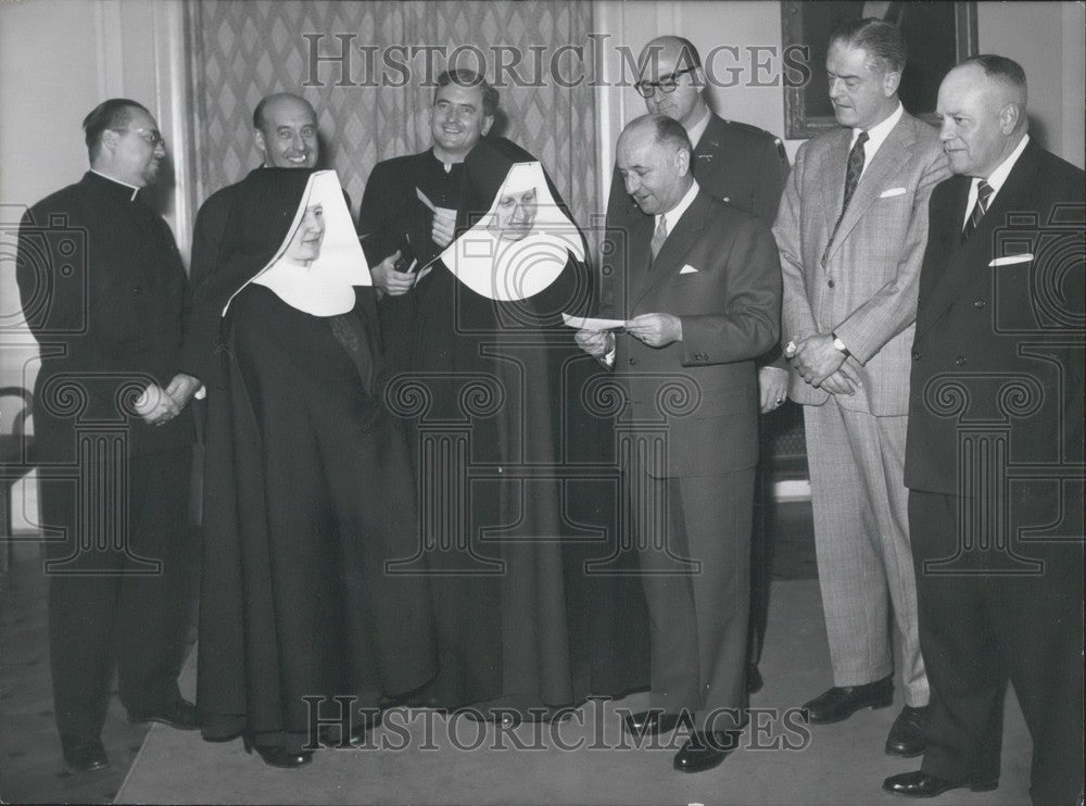 1957 Press Photo Prime Minister Seidel and US Military Present Charity Donation - Historic Images