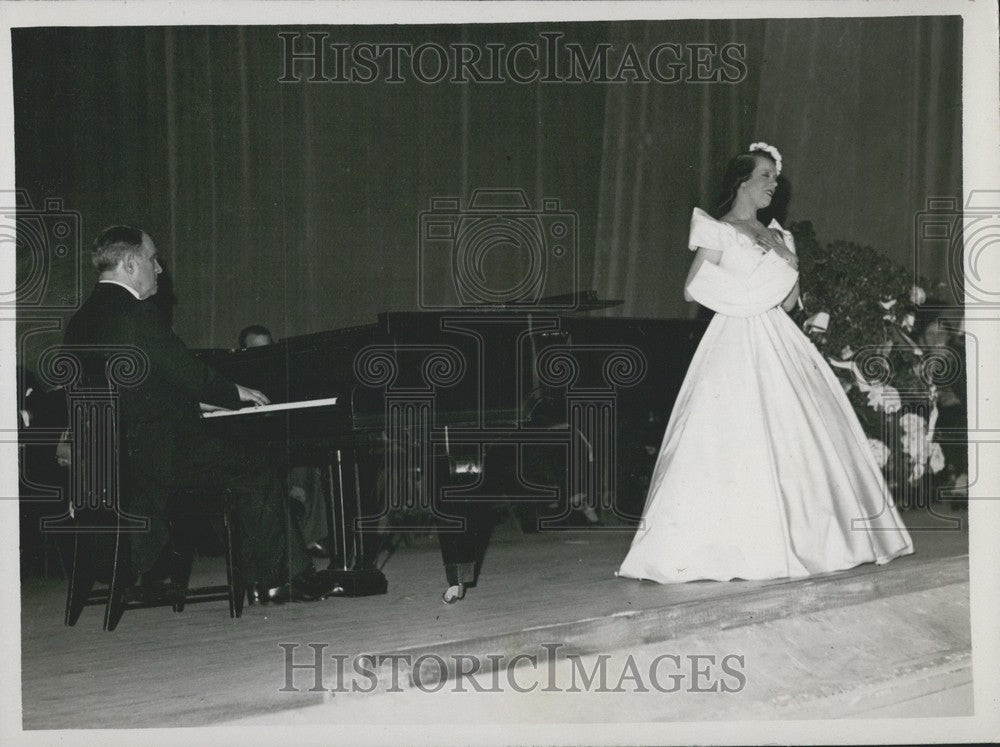 1938 Press Photo Lily Pons Singing in Paris-Historic Images