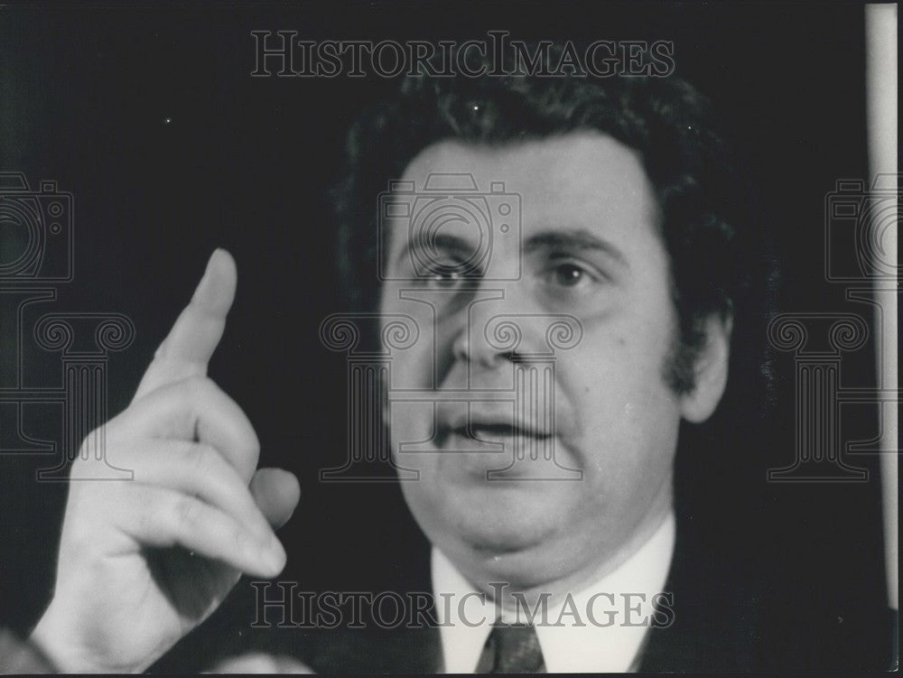 1970 Press Photo Greek Composer Mikis Theodorakis during a Press Conference - Historic Images