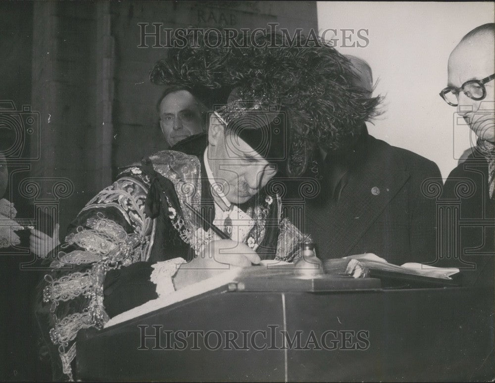 1954 Press Photo Lord Mayor Sir Noel Vansittart Bowater Signs Golden Book-Historic Images