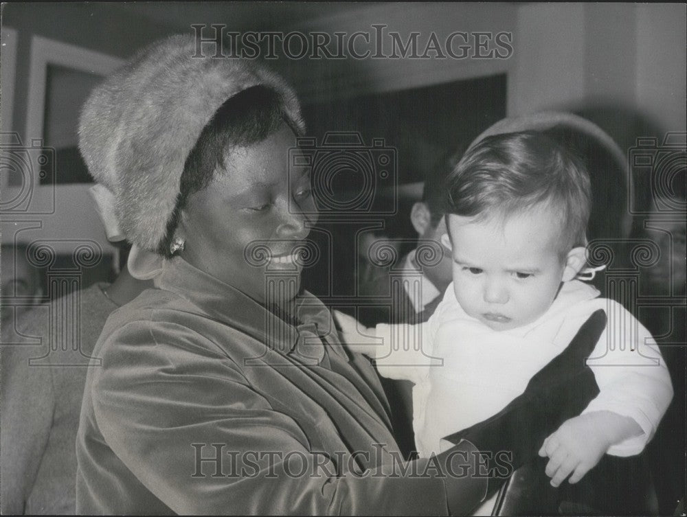 1961 Press Photo Mrs. Maga With Child During Rue de Fleurus Nursery Visit - Historic Images