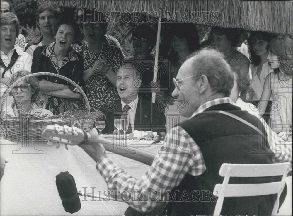 1978, President Giscard d&#39;Estaing Lunches in Levie, Beauty Island - Historic Images