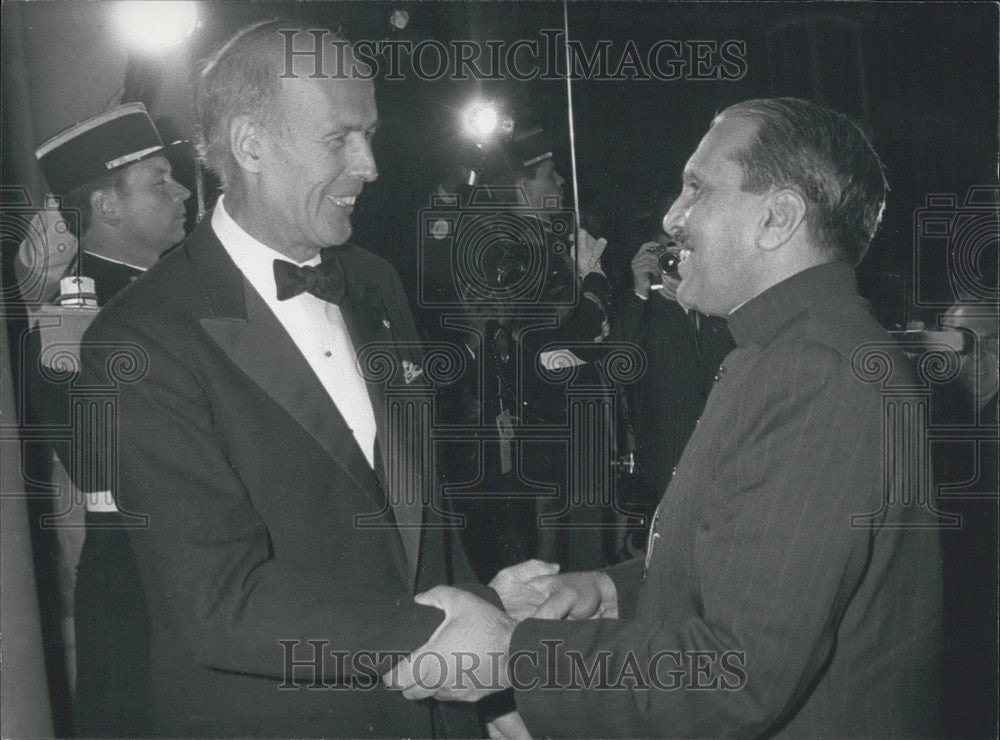 Press Photo President Giscard d'Estaing Welcomes Pakistan's President Zia Ul Haq - Historic Images