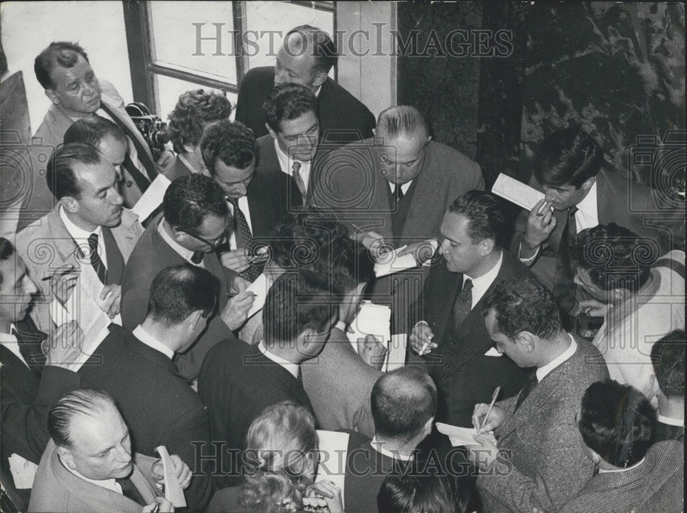 1957 Press Photo Council President Bourges-Maunoury Discusses Bill With Press - Historic Images