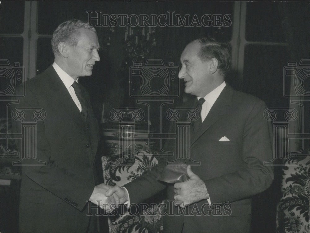 1964 Couve de Murville &amp; Gordon Walter Shake Hands Quai d&#39;Orsay - Historic Images