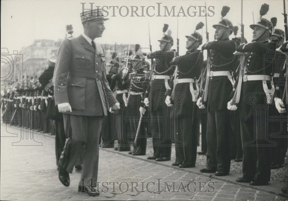 1953 Press Photo General Zeller Reviewing the Troops-Historic Images