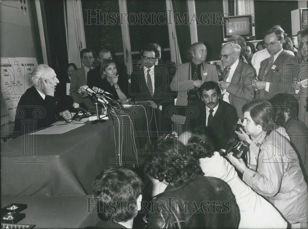 1981 Press Photo Gaston Defferre Announcing Election Results - Historic Images