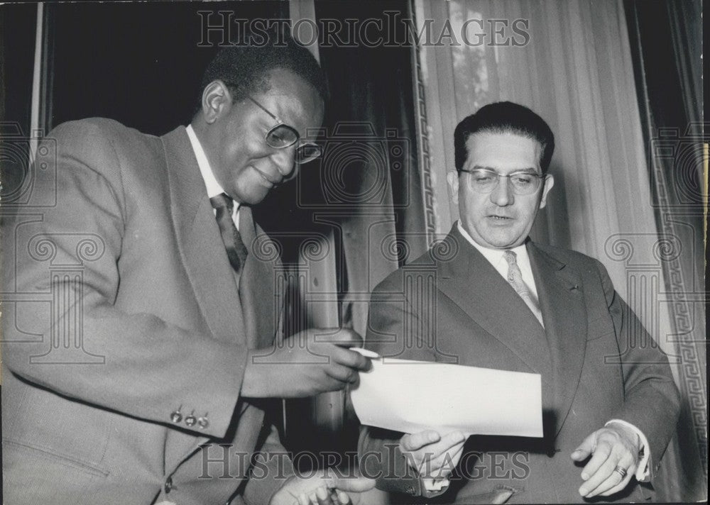 1959 Press Photo J. Soustelle &amp; Nigeria President Hamani Diori Sign Agreement - Historic Images