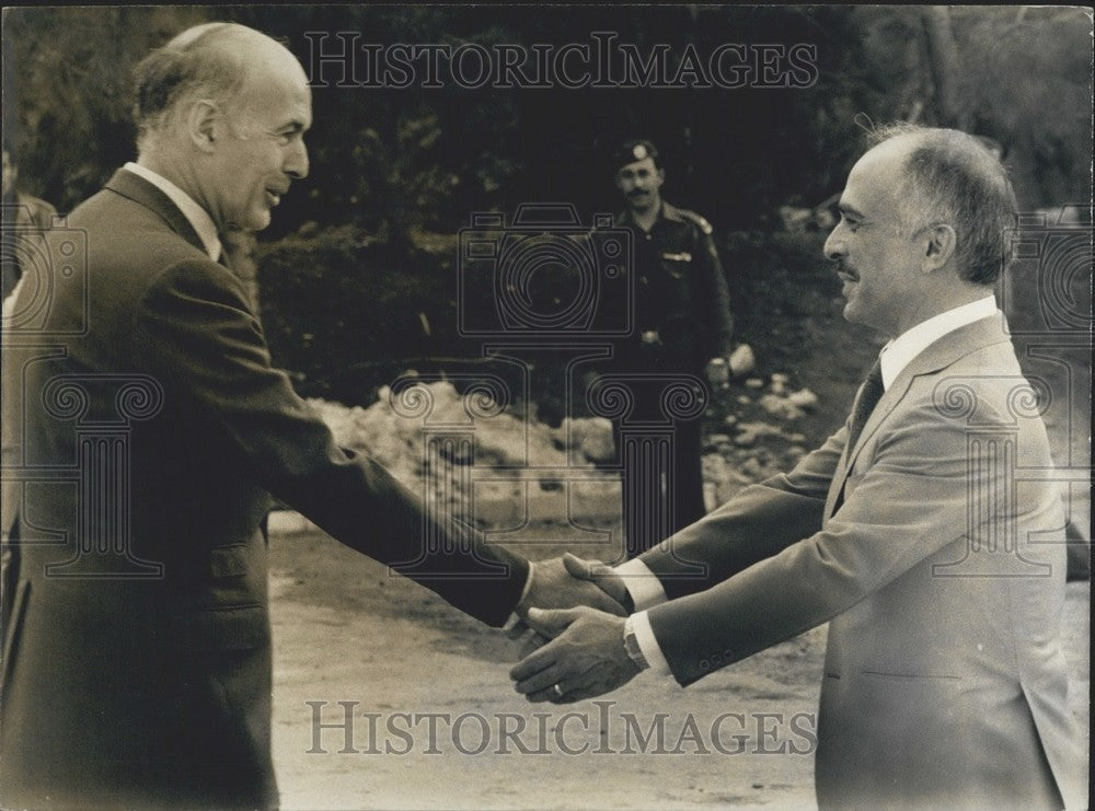 1980 Press Photo President Giscard d&#39;Estaing and King Hussein in Jordan - Historic Images