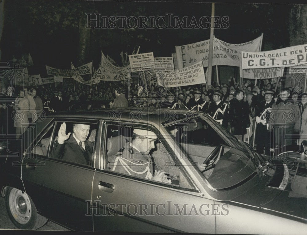 1979 Press Photo President Giscard d&#39;Estaing Driving Through Crowd of Protesters-Historic Images