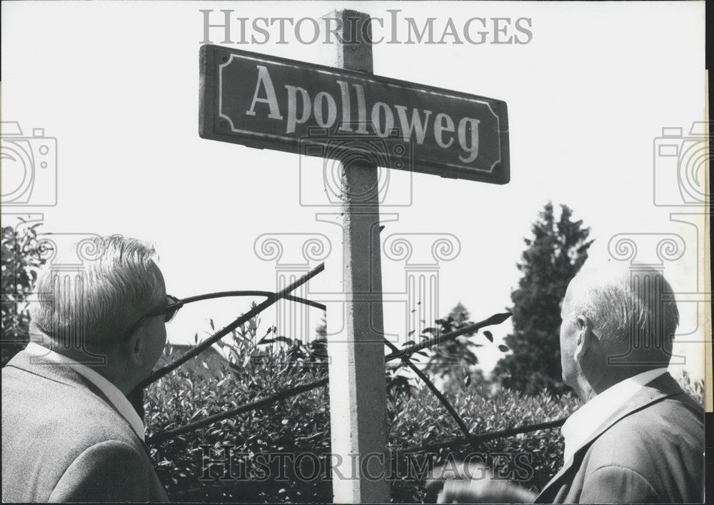 1969 Street Sign Apollo Way in Munich-Obermenzing. - Historic Images