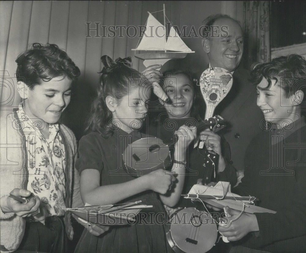 1957 Press Photo Christmas Treasure Hunt Winners Paris Department Store-Historic Images