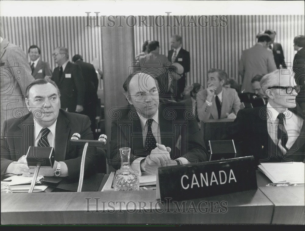 1977, Canada's MacDonald and MacLean at O.E.C.D. Meeting in Paris - Historic Images
