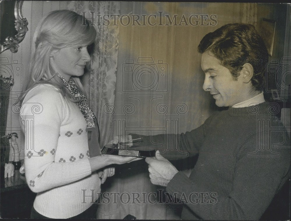 1973 Press Photo Jockey Yves Saint Martin &amp; Wife Show His 9th Golden Crop-Historic Images