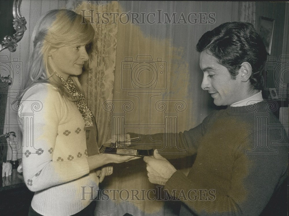 1973 Press Photo Yves Saint Martin &amp; Wife Show Off 9th Golden Crop Award-Historic Images