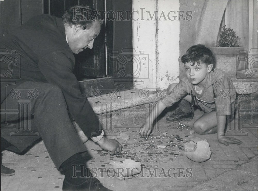 1963 Press Photo Italian Prince Massimo and son Stefano go through piggy bank-Historic Images