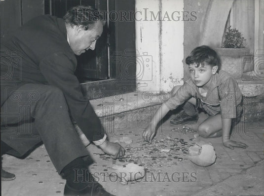 1963 Press Photo Italian Prince Massimo and son Stefano go through piggy bank-Historic Images