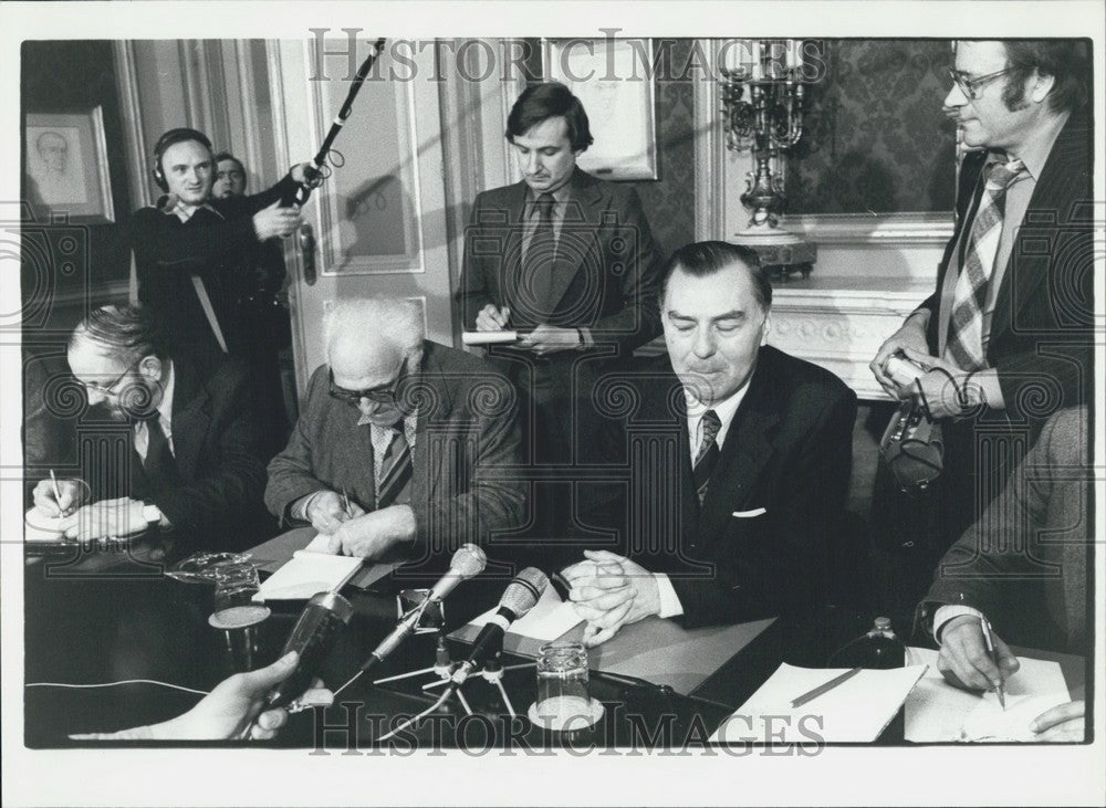 1977 Press Photo Prime Minister Tindemans Announces Election Results to Press-Historic Images