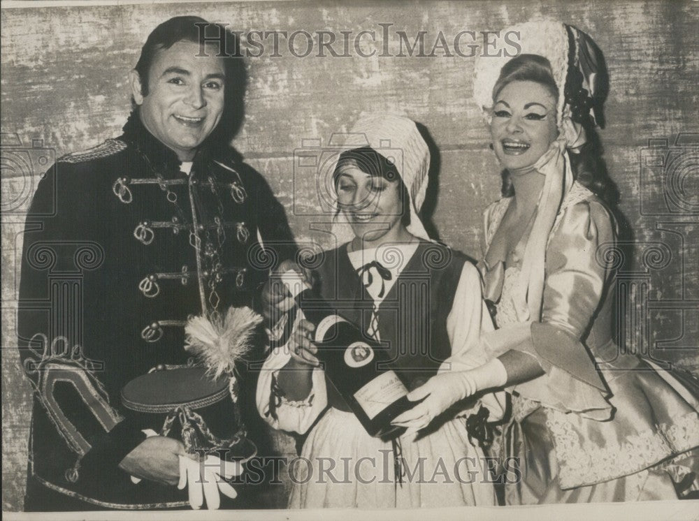 1971, Marcel Merkes & Paulette Merval Celebrate Opera's 1,000th Show - Historic Images