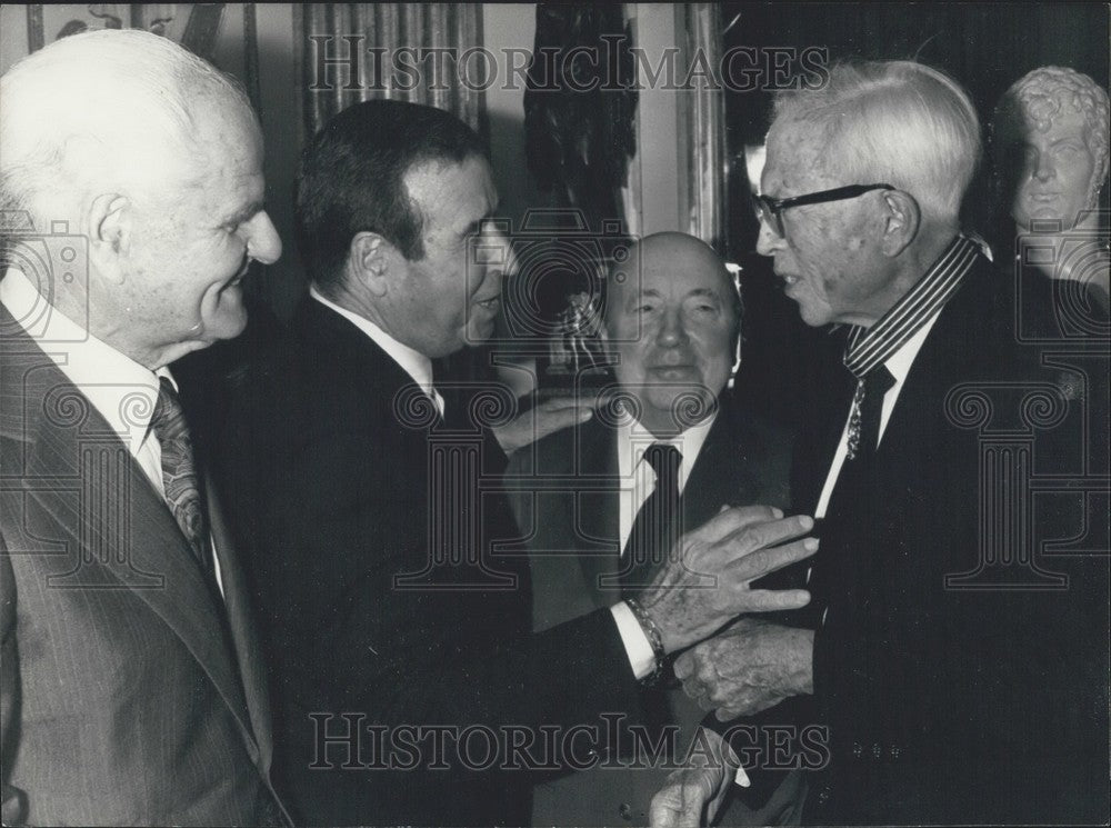 1981 Press Photo King Vador &amp; Jean Dellannoy Shake Hands; Jean Carne - Historic Images