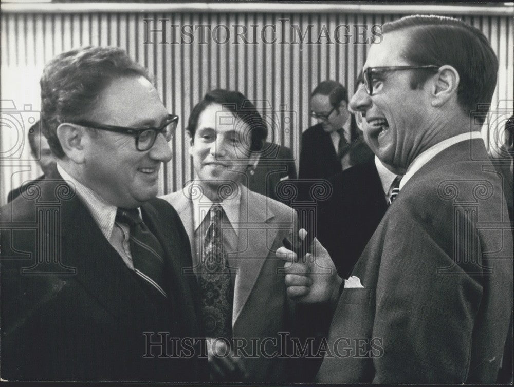 1975 Press Photo US Delegates Henry Kissinger &amp; Mr. Turner Talk OCDE Conference - Historic Images