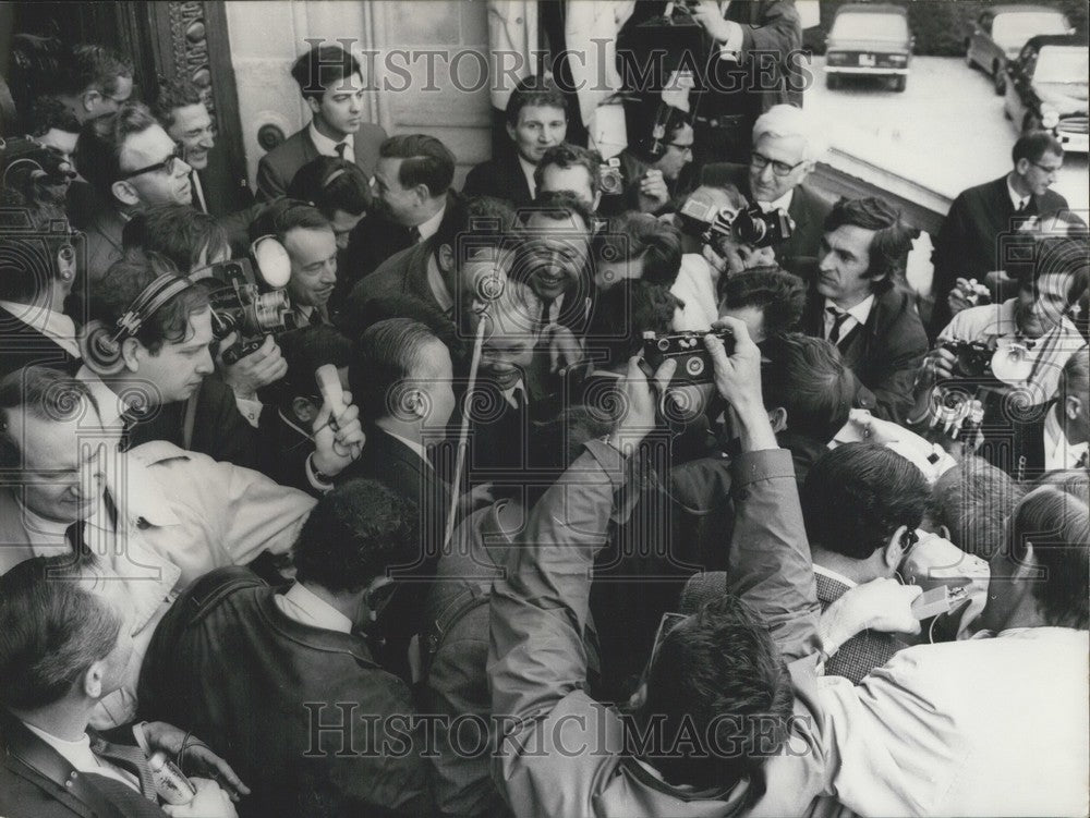 1968, Reporters Surround Xuan Thuy (Vietnam) Quai d'Orsay - Historic Images